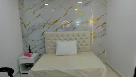 sofia_echeverri online show from April 24, 2026, 10:39 am