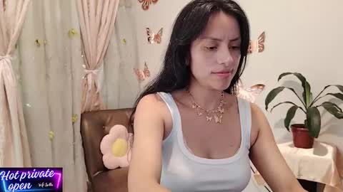 Sofi Bella online show from November 18, 2025, 6:01 pm