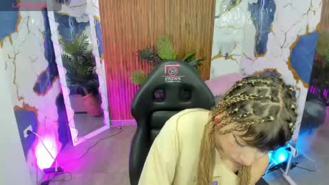 Snapshot of sofii_tay chatting on May 21, 2026, 9:22 pm Sofii online show from May 21, 2026, 9:22 pm