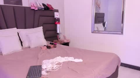 Snapshot of sofiperez_ chatting on September 24, 2025, 11:35 am      online show from September 24, 2025, 11:35 am
