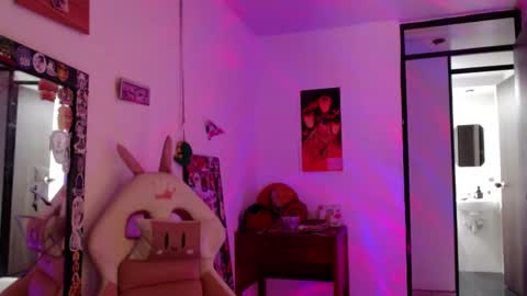 gin independent model online show from December 18, 2024, 1:37 am