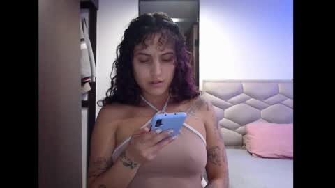 gin independent model online show from January 12, 2025, 3:39 am