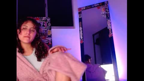 gin independent model online show from February 10, 2025, 6:31 am