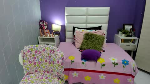 Sophia online show from November 15, 2025, 3:52 pm