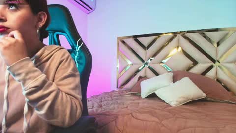 Snapshot of sophia_velvett chatting on April 14, 2026, 12:00 pm sophia_velvett online show from April 14, 2026, 12:00 pm