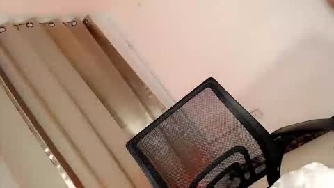 sophia_walker18 online show from May 4, 2026, 12:45 pm