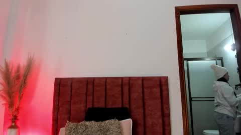 sophiacolliins online show from October 10, 2025, 12:15 pm