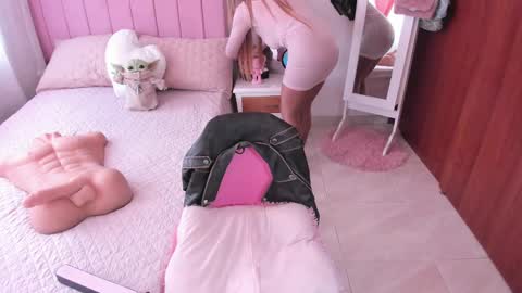 Snapshot of sophiaparker_ chatting on February 15, 2025, 1:27 pm    online show from February 15, 2025, 1:27 pm