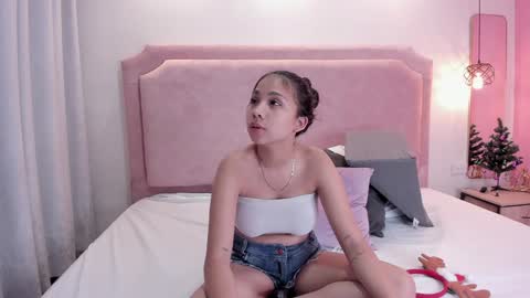 Snapshot of sophiawhite__ chatting on December 19, 2024, 1:29 pm SOPHIA online show from December 19, 2024, 1:29 pm