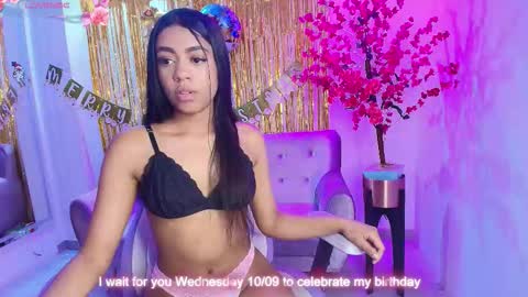 Snapshot of sophie_clay chatting on December 19, 2025, 7:54 pm Sophie online show from December 19, 2025, 7:54 pm