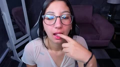 Snapshot of sophie_jones_b chatting on April 6, 2026, 12:50 pm sophie_jones_b online show from April 6, 2026, 12:50 pm