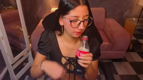 Snapshot of sophie_jones_b chatting on May 7, 2026, 1:38 pm sophie_jones_b online show from May 7, 2026, 1:38 pm