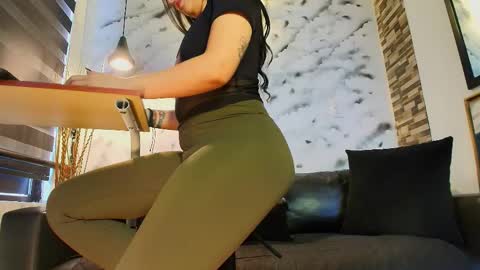 Sophie online show from November 25, 2025, 12:38 pm