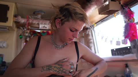 Snapshot of sophie_lovely chatting on January 25, 2025, 9:46 pm derpy derpington online show from January 25, 2025, 9:46 pm