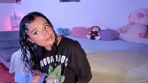 Snapshot of sophie_t_ chatting on June 25, 2026, 5:07 am Sofia online show from June 25, 2026, 5:07 am