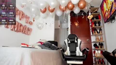 sophiebaker__ online show from November 3, 2025, 4:14 am