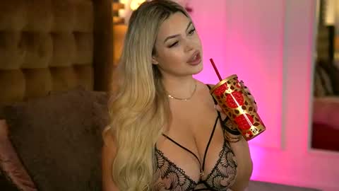 Sophie online show from October 29, 2025, 6:26 am