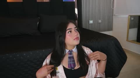 sophieflores_ online show from December 3, 2025, 9:46 pm