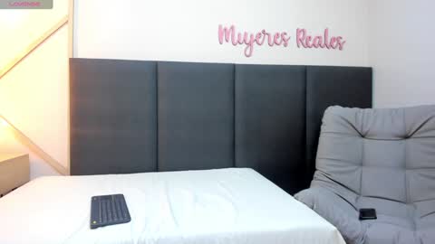 sophieharris__ online show from December 13, 2024, 9:20 pm