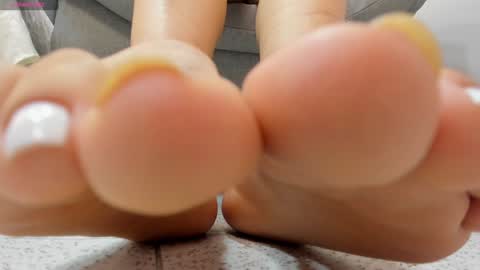 sophieharris__ online show from December 15, 2024, 5:20 pm