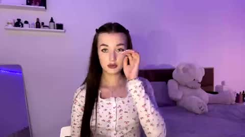 Snapshot of sophielainee chatting on June 17, 2026, 4:19 pm citygirl my face is 10 my body tea everything on me natural im petiteee online show from June 17, 2026, 4:19 pm