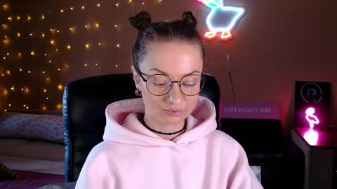 sophieleroux online show from May 6, 2026, 10:53 am