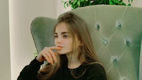 Snapshot of sophiesuvi chatting on December 1, 2024, 4:29 pm Sophie and my bestie Mandy    online show from December 1, 2024, 4:29 pm