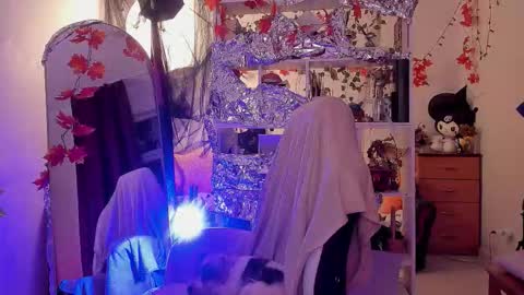 Leah online show from December 2, 2025, 4:51 am