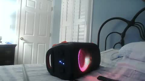 TrndSettrz online show from February 9, 2025, 1:55 am