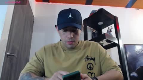 Snapshot of spartacus_cam chatting on December 31, 2024, 5:33 am online show from December 31, 2024, 5:33 am