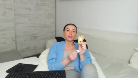Carla online show from December 7, 2024, 4:14 pm