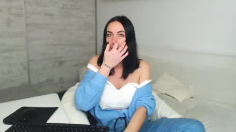Carla online show from December 8, 2024, 3:35 pm