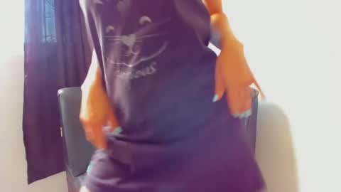 Snapshot of squirttati33 chatting on February 19, 2025, 4:11 pm Tati online show from February 19, 2025, 4:11 pm