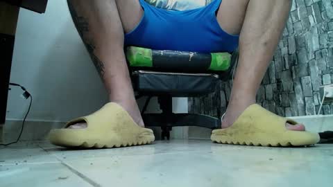 Snapshot of srfindomfeet_ chatting on January 5, 2025, 4:14 am sr master cum its my old account online show from January 5, 2025, 4:14 am
