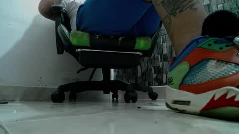 Snapshot of srfindomfeet_ chatting on January 8, 2025, 2:14 am sr master cum its my old account online show from January 8, 2025, 2:14 am