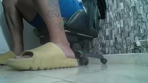 Snapshot of srfindomfeet_ chatting on January 8, 2025, 10:16 pm sr master cum its my old account online show from January 8, 2025, 10:16 pm