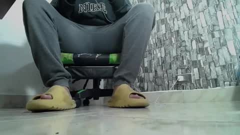 Snapshot of srfindomfeet_ chatting on January 10, 2025, 7:04 am sr master cum its my old account online show from January 10, 2025, 7:04 am