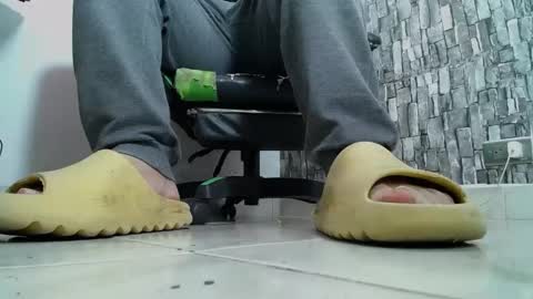 Snapshot of srfindomfeet_ chatting on January 12, 2025, 7:10 pm sr master cum its my old account online show from January 12, 2025, 7:10 pm