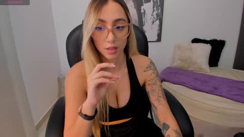 Snapshot of stacyconner chatting on January 2, 2025, 8:24 pm Stacy Conner online show from January 2, 2025, 8:24 pm