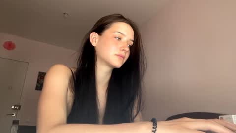 Snapshot of starlabieler chatting on June 9, 2026, 9:32 am Lola online show from June 9, 2026, 9:32 am