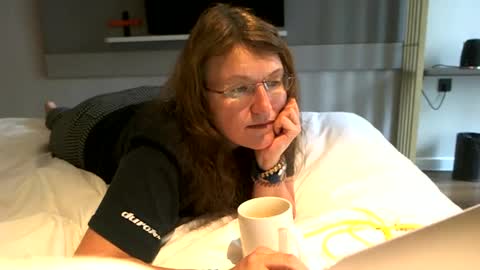 starlagurl online show from February 21, 2025, 4:18 am