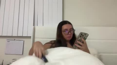 starqueenieee online show from November 4, 2025, 11:37 pm