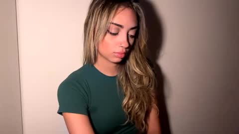 Mia online show from April 8, 2026, 9:31 am