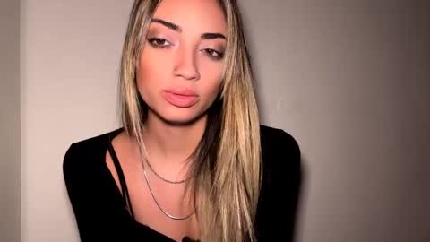 Mia online show from April 10, 2026, 9:52 pm