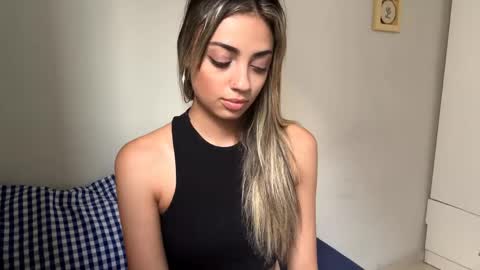 Mia online show from April 18, 2026, 8:20 pm