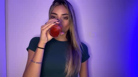 Mia online show from April 23, 2026, 6:43 pm