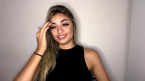 Mia online show from April 30, 2026, 6:14 pm