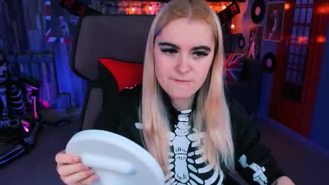 stef_nicks online show from October 31, 2025, 9:10 am