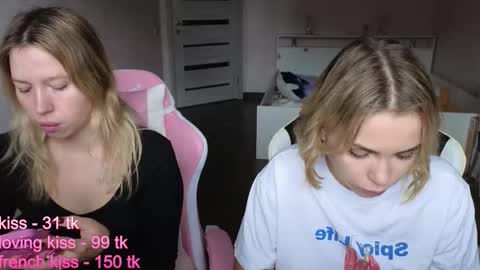 stefany_and_bettany online show from October 16, 2025, 10:49 am