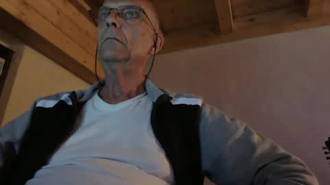 stefi444466 online show from April 24, 2026, 7:05 pm